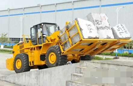 柳工新开发的载重32吨的石材叉装车成功下线