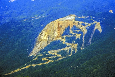 湖南临湘市白羊田镇大理石开采后山体像枯萎的树叶