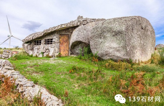 葡萄牙北部某山顶发现巨大花岗岩现实版“火石屋”