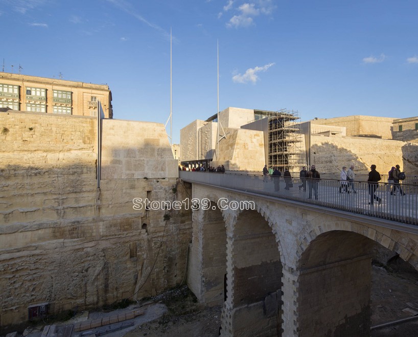 伦佐·皮亚诺设计的“城市之门”项目接近收尾：镂空石材立面吸睛