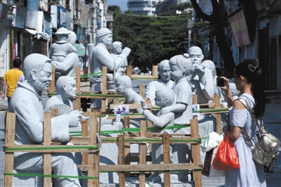 13组花岗岩雕塑扮靓赤坎风情街