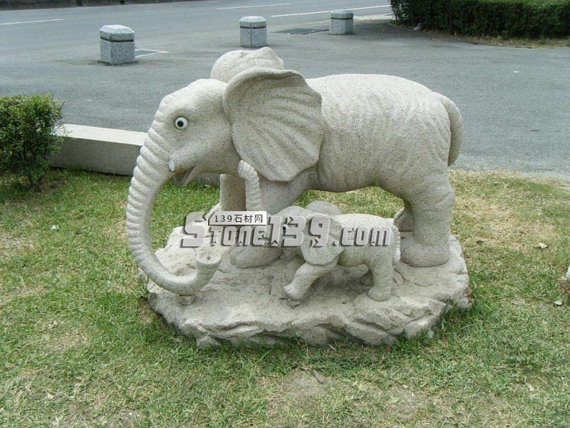 公园的石雕大小 大象带小象