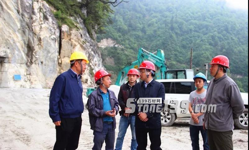 宝兴县领导大理石矿地下开采试验性开采项目考察调研