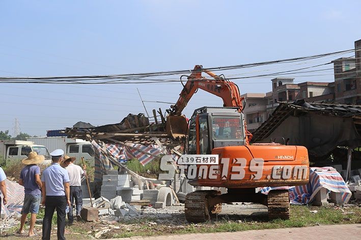 广东罗定市大力整治大岗路石材加工点，为市民营造良好生活环境