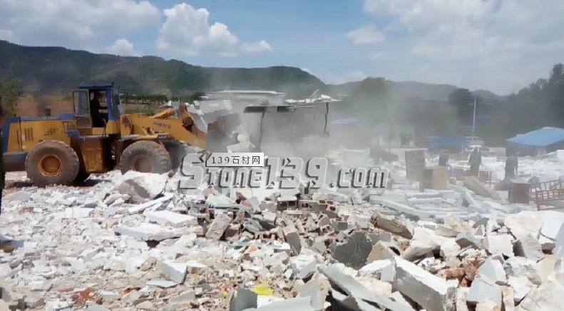 云南省石林县国土局拆临拆违,大多数违建户从事石材、石雕、木材加工厂