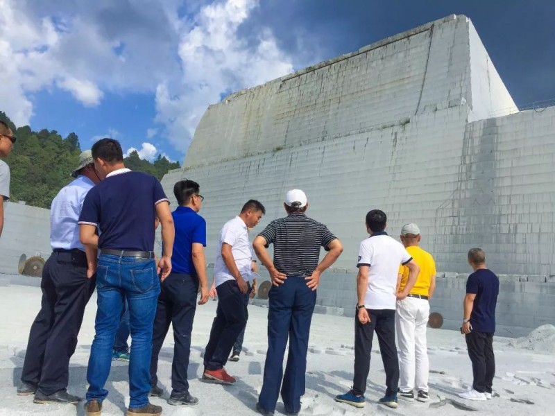 南安石材协会一行人参观福建富强石材矿区