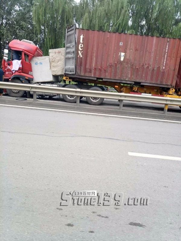 山东平邑327国道惊险一幕，几吨重的石材荒料从集装箱滑出摧毁车头