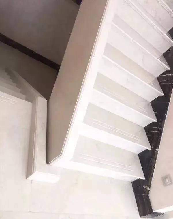 白色大理石楼梯