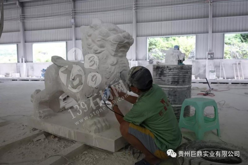 贵州巨鼎石业工人雕刻石材加工