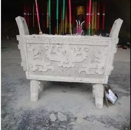 精美的石雕香炉