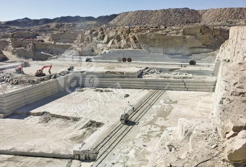 新疆卡拉麦里金花岗岩矿山