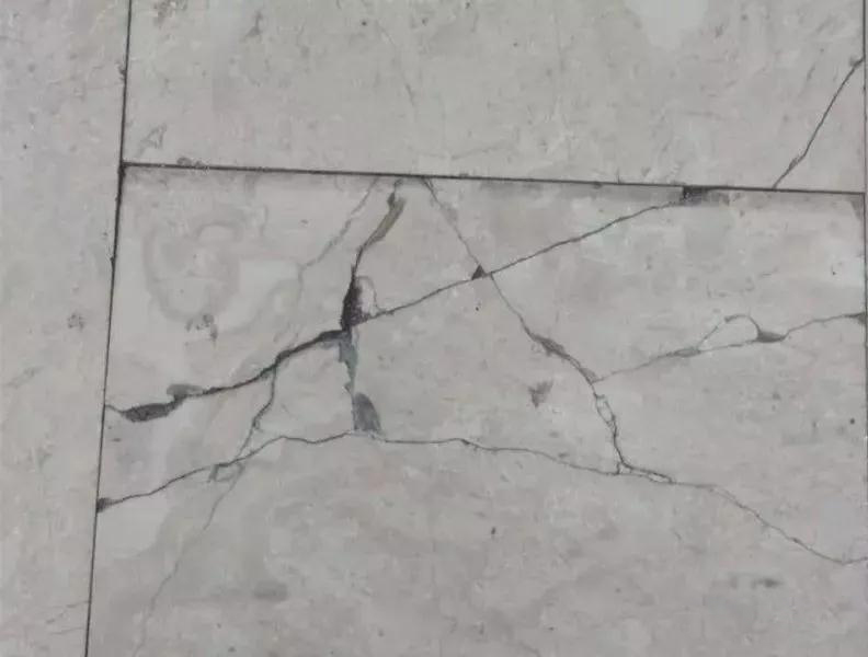 新铺的这样大理石为何出现裂纹，该怎么解决呢？