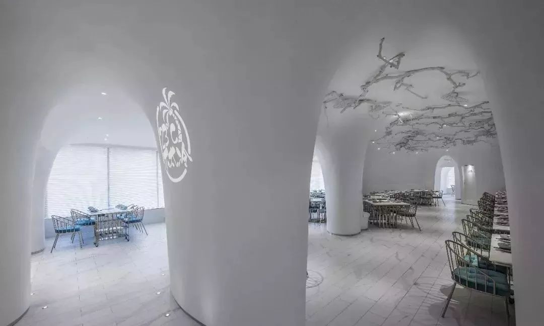 带您看看上海一家时尚火锅餐厅用“爵士白大理石”打造的内装视觉