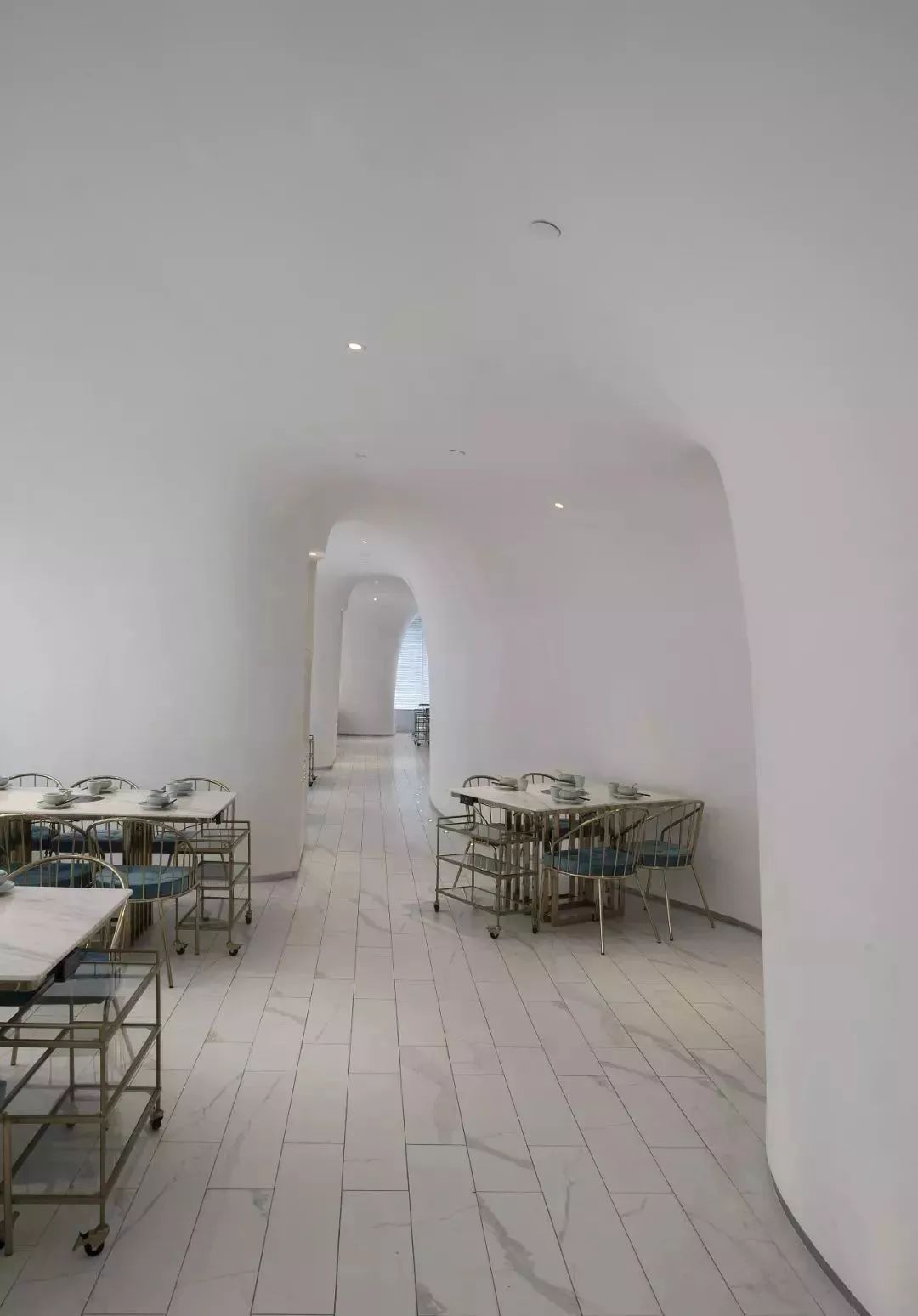 带您看看上海一家时尚火锅餐厅用“爵士白大理石”打造的内装视觉
