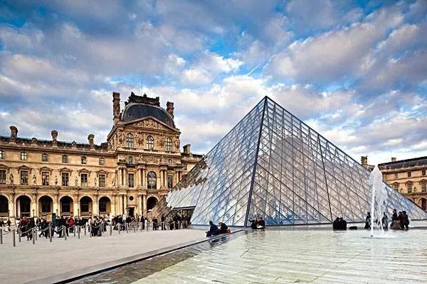 卢浮宫外观及“玻璃金字塔”莱姆石应用