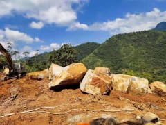 广东梅州青石矿山荒料开采