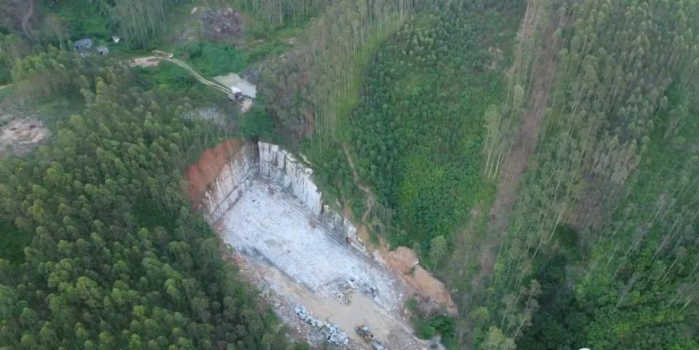广东廉江一花岗岩采矿点被认定为非法采矿团伙且被摧毁
