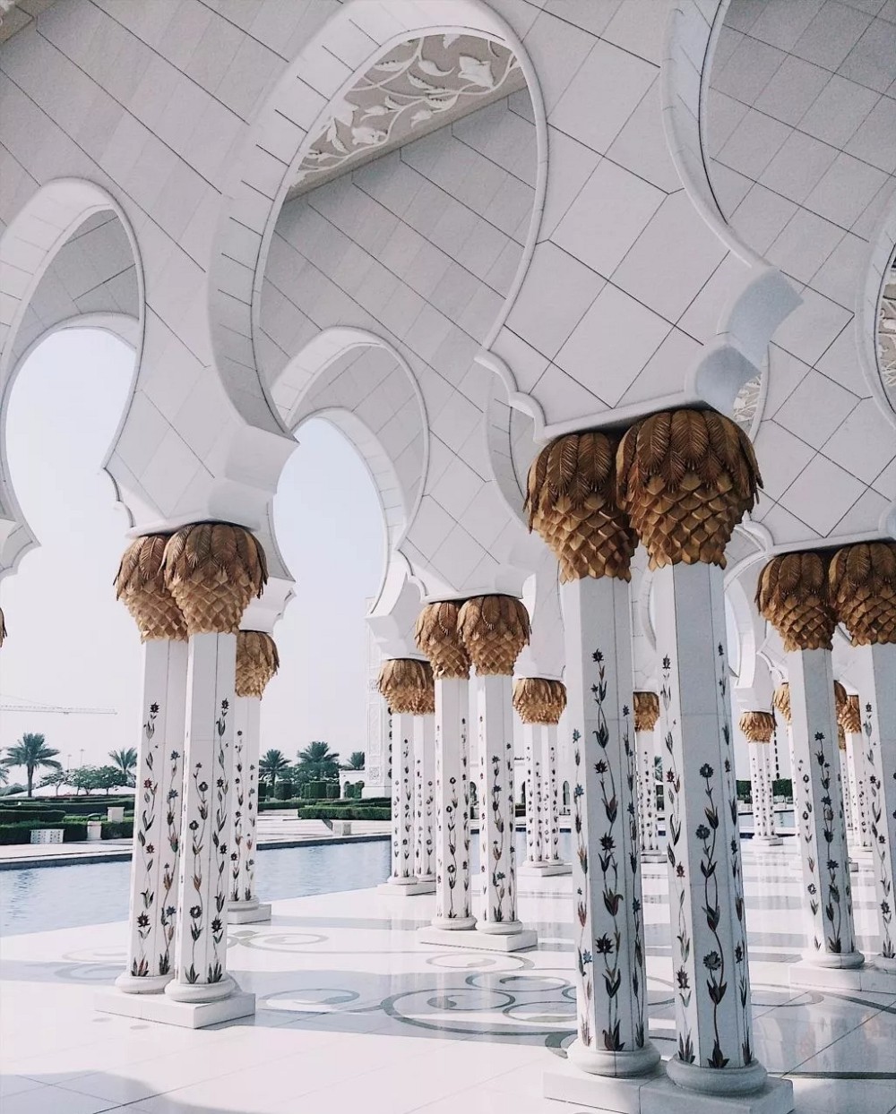 阿联酋首都阿布扎比大清真寺通体汉白玉包裹，耗费46吨黄金，耗时12年.