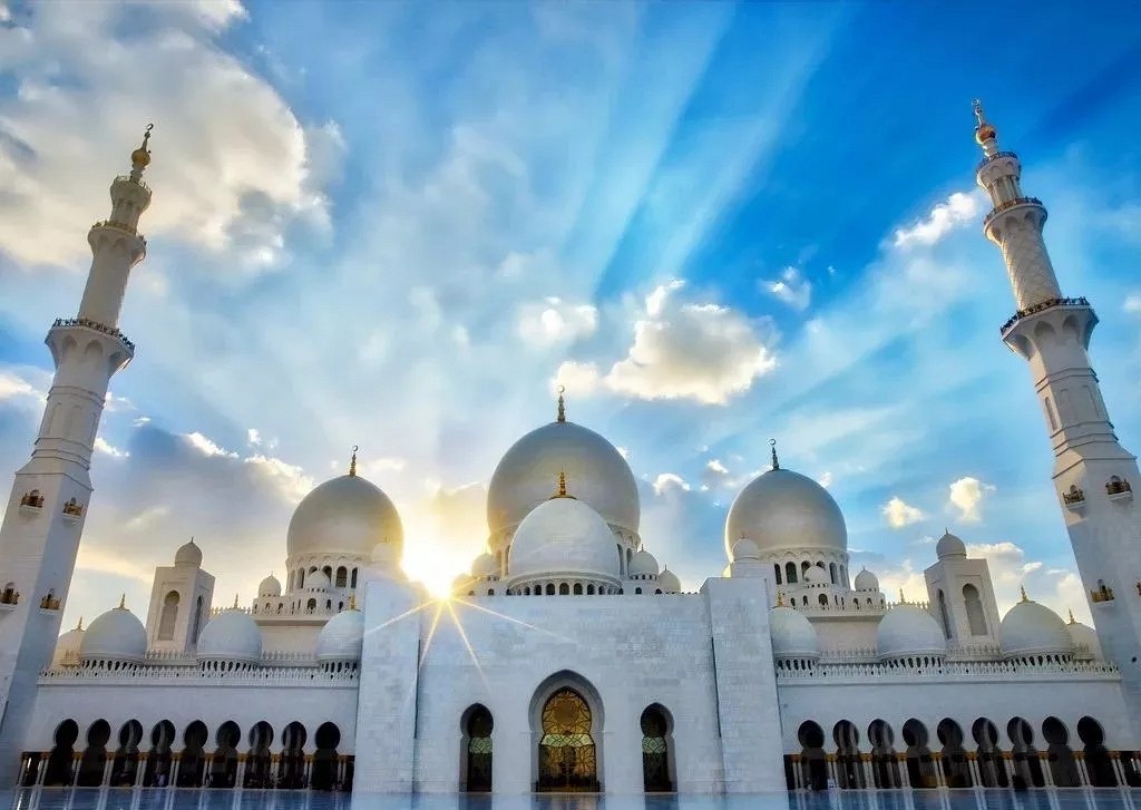 阿联酋首都阿布扎比大清真寺通体汉白玉包裹，耗费46吨黄金，耗时12年.