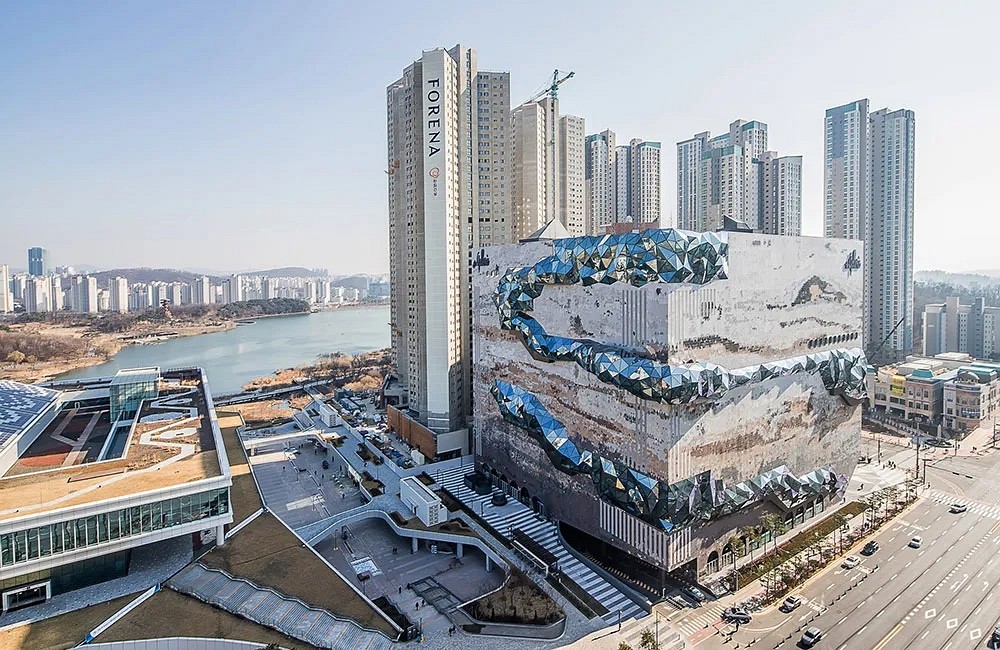 韩国首尔市中心125000块花岗岩马赛克外墙砖打造的巨型陨石建筑