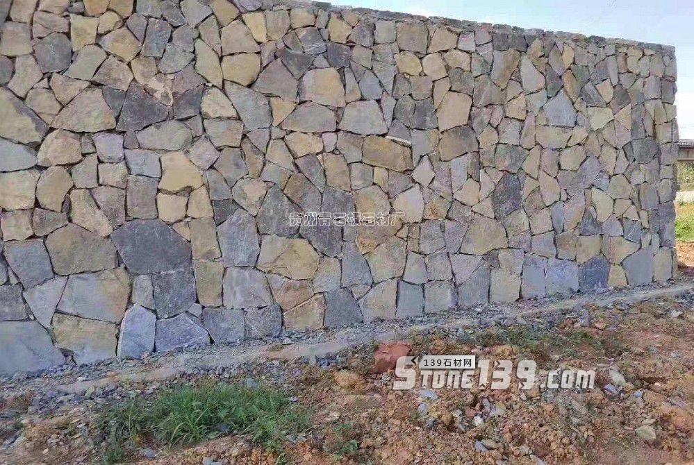 青石锈板垒墙