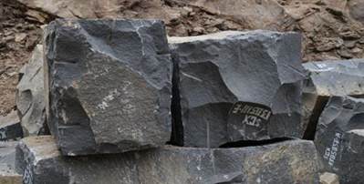 墓碑中的“爱马仕”丨山西黑石材，十年涨10倍，比房价涨的还快