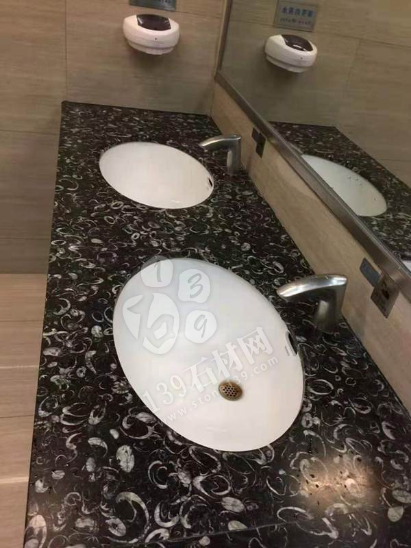 贵阳机场厕所洗手台化石是哪个石材（海贝花大理石）