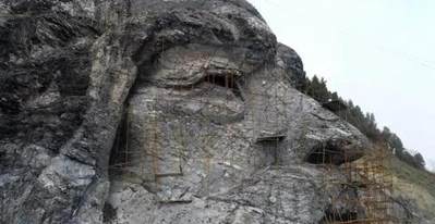 湖北“变废为宝”，花2.5亿改废弃采石场，建成我国最大山体雕像，当地人：很有意义 