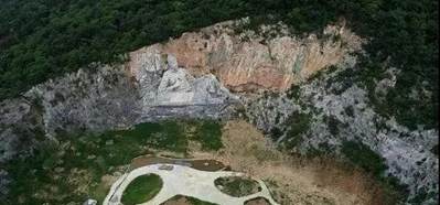 湖北“变废为宝”，花2.5亿改废弃采石场，建成我国最大山体雕像，当地人：很有意义 