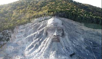 湖北“变废为宝”，花2.5亿改废弃采石场，建成我国最大山体雕像，当地人：很有意义 