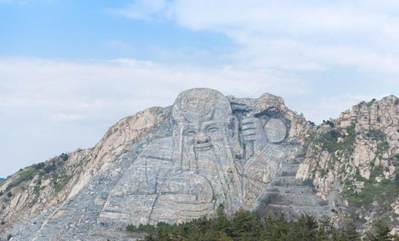 湖北“变废为宝”，花2.5亿改废弃采石场，建成我国最大山体雕像，当地人：很有意义 