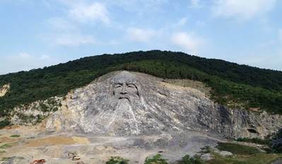 湖北“变废为宝”，花2.5亿改废弃采石场，建成我国最大山体雕像，当地人：很有意义 