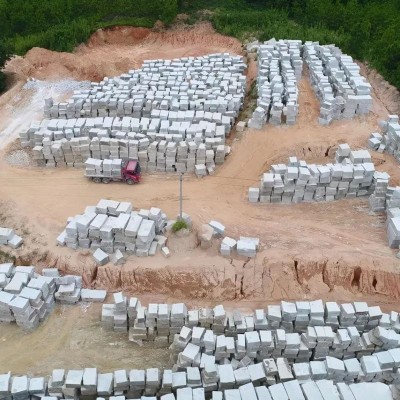 江西大白花荒料堆场