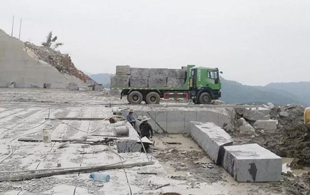 江西芝麻黑石材产区宜春市奉新县清潭黑花岗岩654矿山石材欣赏！