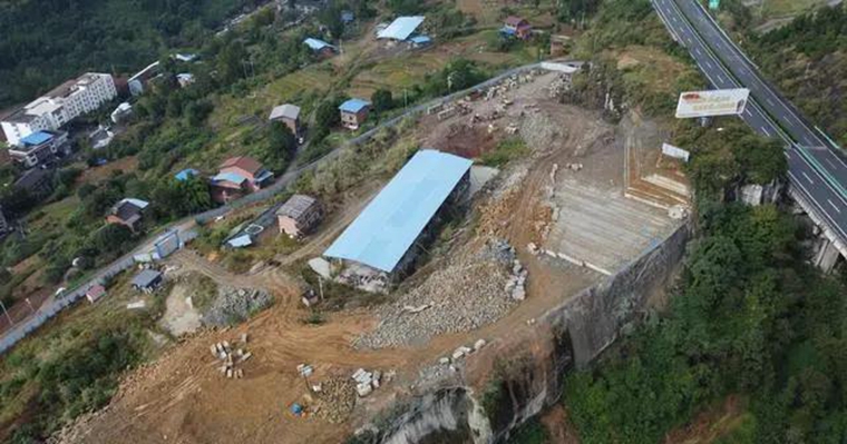 四川达州通川区青石矿山非法开采污水直排严重污染环境