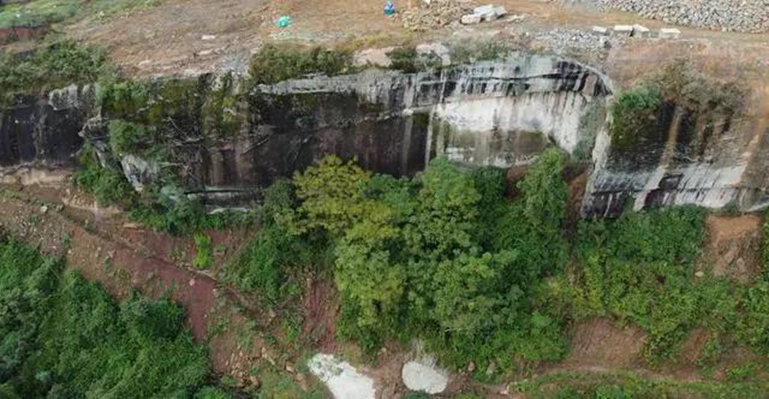 四川达州通川区青石矿山非法开采污水直排严重污染环境