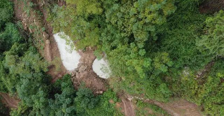 四川达州通川区青石矿山非法开采污水直排严重污染环境