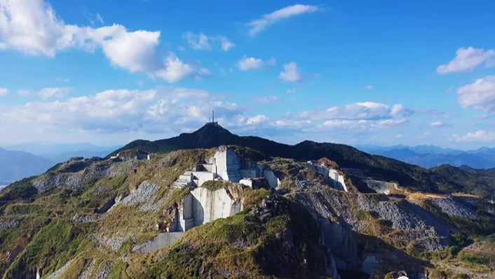 图赏封矿后的福建最大石材矿山——长泰吴田山！