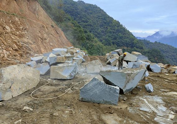 四川芝麻黑花岗岩产区石棉县矿山及石材欣赏！