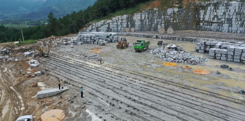 安徽芝麻灰石材产地旌德县花岗岩矿山及灰麻石材欣赏！