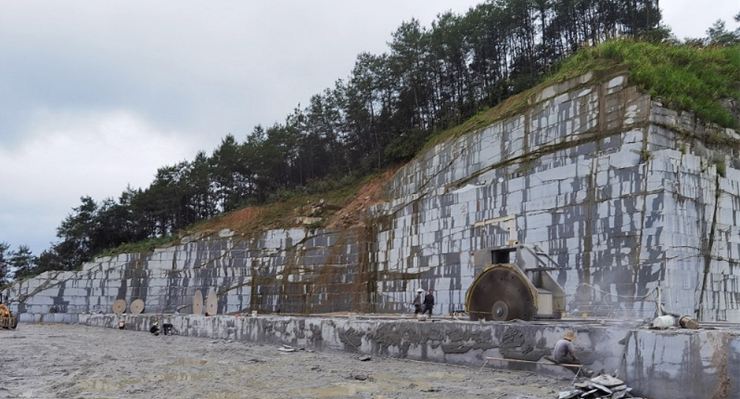 安徽芝麻灰石材产地旌德县花岗岩矿山及灰麻石材欣赏！