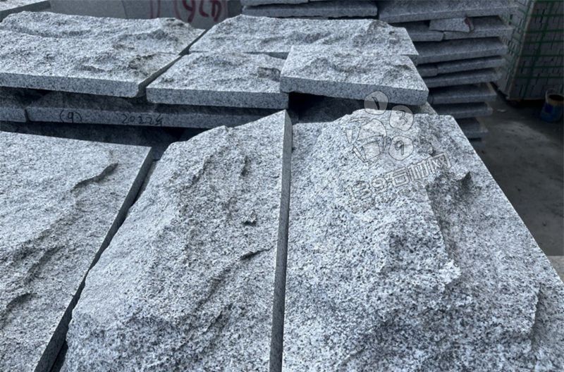 洪刚石业主要经营安徽芝麻黑（金寨黑花岗岩）路沿石、斧剁面、盲道石、蘑菇石等产品