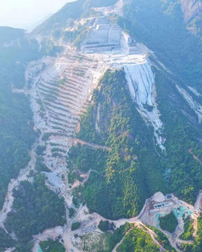 钟山县三宝山矿山采石破坏生态