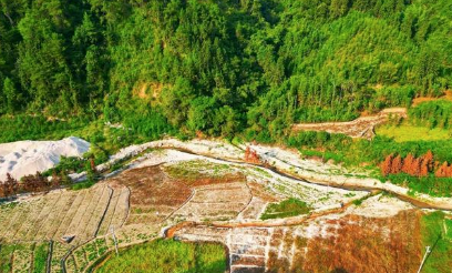 钟山县三宝山矿山采石破坏生态