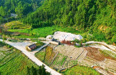 钟山县三宝山矿山采石破坏生态