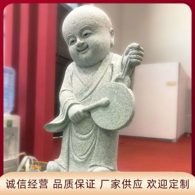 寺庙摆放各式各样花岗岩小沙弥